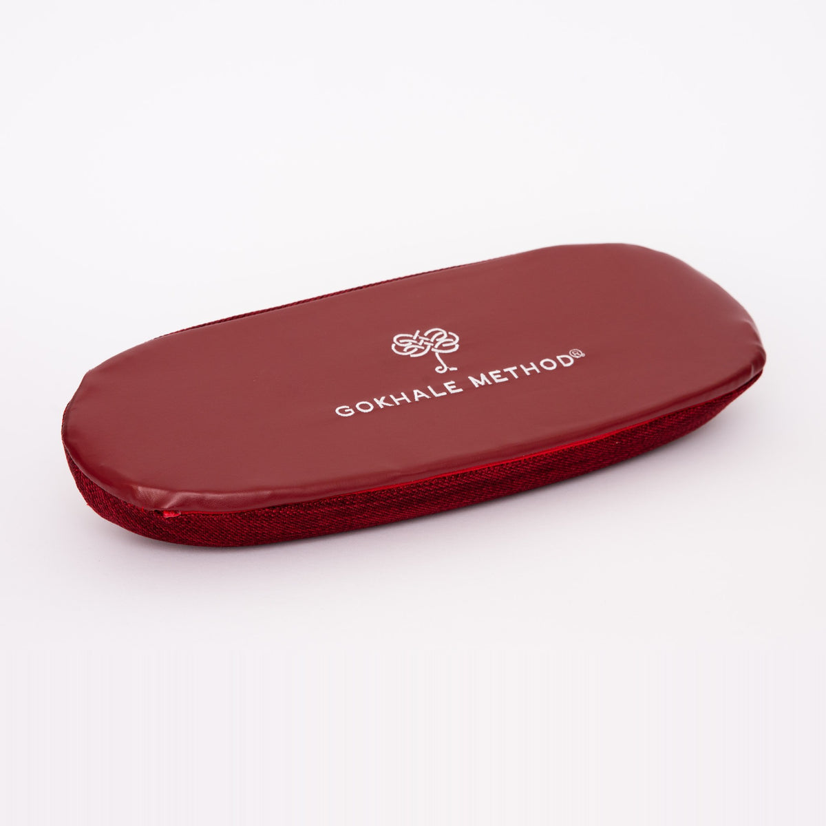 Gokhale Wedge 2.0 Sitzkeil in Bordeaux mit PU-Leder-Unterseite, gesticktem Logo und Stoffbezug